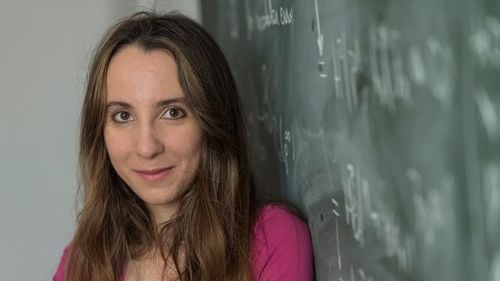 Matematiciana Ana Caraiani a primit premiul Societății Europene de Matematică, pentru rezultate majore în cercetare. Românca e singura femeie care a câștigat de 2 ori prestigiosul concurs de matematică Putnam