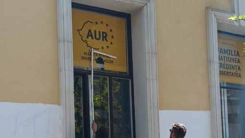 Geamurile sediului AUR Cluj, sparte după votarea moțiunii de cenzură / Filiala acuză un act de intimidare politică / ”O manifestare care contravine valorilor unui dialog civilizat”