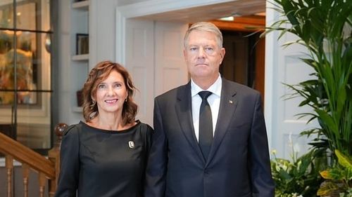 FOTO Carmen și Klaus Iohannis, la funeraliile Reginei Elisabeta a II-a/ Prima doamnă, criticată pe Facebook din cauza zâmbetului larg deși era la o înmormântare/ ”Măcar rochia aceasta are lungimea potrivită”/ Pozele, publicate de stilista primei doamne