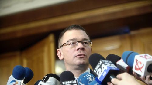 Fostul șef SIE Mihai Răzvan Ungureanu revine pe scena publică cu un atac la Crin Antonescu și o rafală de postări pe Facebook