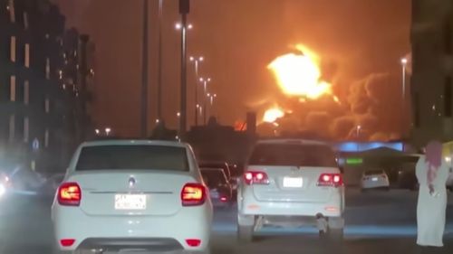 VIDEO Un incendiu uriaş a izbucnit la o instalaţie petrolieră din Jeddah, lângă circuitul de Formula 1/ Arabia Saudită, lovită de mai multe atacuri are rebelilor yemeniți