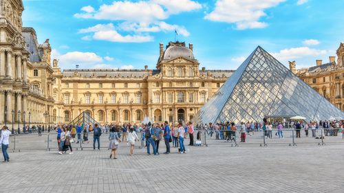 Procurorii francezi, după jaful de la Muzeul Luvru:  "O întreagă serie de echipe i-au ajutat pe hoţi să comită furtul" / "În jur de o sută" de anchetatori sunt mobilizaţi la Paris în acest dosar