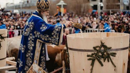 Vasile Bănescu, după ce IPS Teodosie a spus că cei care fumează sau femeile ”într-o perioadă de necurăţie” nu pot bea agheasmă: Ca şi cum cel luptat de o patimă nu ar avea nevoie de ajutorul lui Hristos, ca şi cum fiziologia ar fi sinonimă cu necurăţia