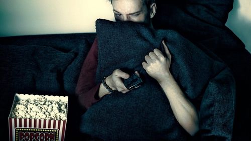 Când coronavirusul distruge prietenii. Măsurile anti-Covid au devenit un măr al discordiei între prieteni, colegi de serviciu şi în interiorul familiilor. Câteodată nu rămâne decât dureroasa despărţire