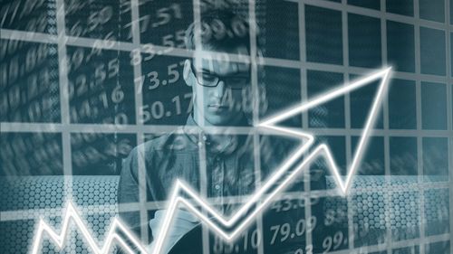 ANALIZĂ România ar putea avea o creștere economică de 7% în acest an / Latura negativă: Consumul pe baza economiilor din pandemie ar putea duce la o creștere galopantă a prețurilor