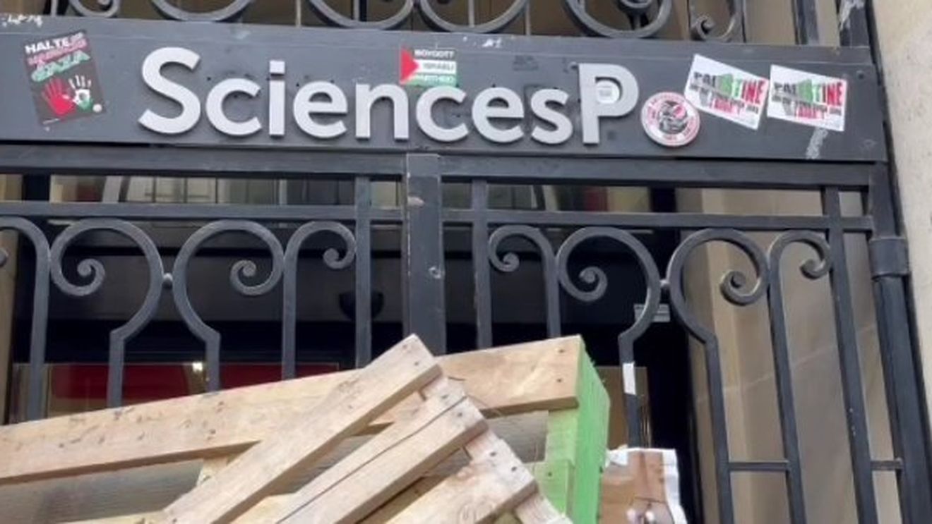 Demonstrații pro-palestiniene la Sciences Po: de ce simbolul mâinilor roșii este controversat