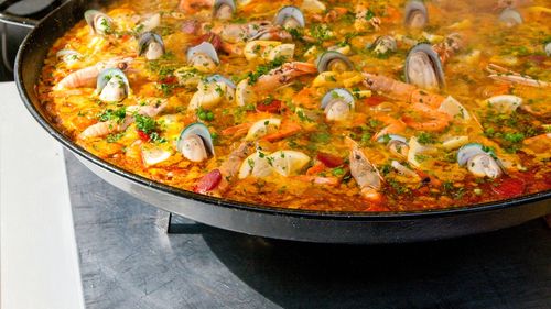 Te-ai gândit vreodată că mănânci greșit paella? Șase lucruri pe care trebuie să le știi despre gastronomia iberică