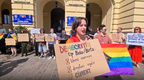 Incident la protestul LGBT+ din faţa Primăriei Oradea: Doi şoferi i-au jignit pe manifestanţi, unul a fost amendat. Sancționați vor fi și inițiatorii
