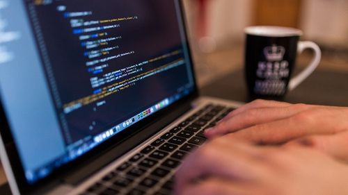 Alertă CERT-RO: Val de atacuri de tip ”sextortion” prin email, în România. Utilizatorii, păcăliți că au fost filmați în ipostaze intime