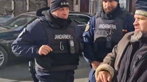 VIDEO Fanii lui Călin Georgescu, amendați de Jandarmerie pentru protestul neautorizat la Federația Comunităților Evreiești și la Memorialul Holocaustului, după ce deputatul Silviu Vexler a rupt un afiș confecționat de AUR cu personalități culturale acuzate de antisemitism / Val de antisemitism online
