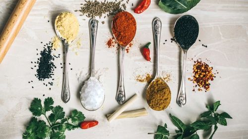 12 ingrediente ușor de folosit și la îndemână, dar cu care putem să dăm un gust deosebit mâncărurilor în care avem impresia că ”lipsește ceva”/ Câteva idei de rețete îmbunătățite