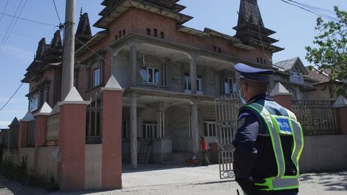 Doi poliţişti, agresaţi în localitatea ilfoveană Sinteşti, unul dintre ei fiind transportat la spital / Agenţii opriseră un şofer pentru control, iar acesta a fugit în curtea unui imobil de unde au ieşit mai multe persoane / Doi dintre agresori, deja la Poliţie