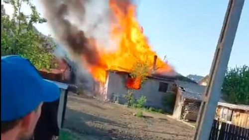 VIDEO Incendiu la Mănăstirea Văratec din Neamţ: Două locuinţe au fost distruse / Cauza probabilă: Un scurtcircuit la motorul unei mașini de cusut