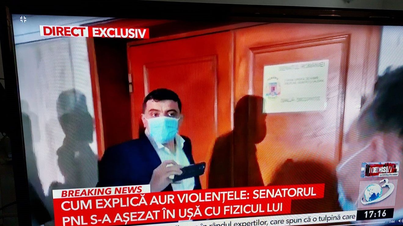 Scandal făcut de AUR în Parlament pe certificatul verde: Liderii partidului, în frunte cu George Simion, l-au îmbrâncit pe senatorul PNL Daniel Fenechiu și au intrat cu forța în ședința reunită a Comisiei de Sănătate și Comisiei Juridice