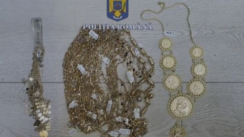 Aproximativ 8 kilograme de obiecte din aur şi argint, confiscate de la mai multe case de amanet din Capitală