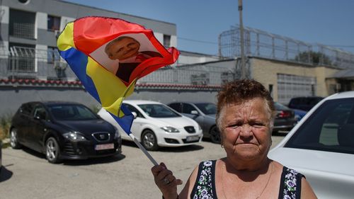 Dragnea, așteptat la Rahova de câțiva susținători cu pancarte pe care apare în mod repetat cuvântul ”ACUM”