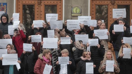 FOTO Grefierii protestează în fața DNA: „Vreți justiție de calitate, dați salarii adecvate”, „Să vă fie frică, grefierii se ridică”, „Mereu sacrificați, niciodată respectați”