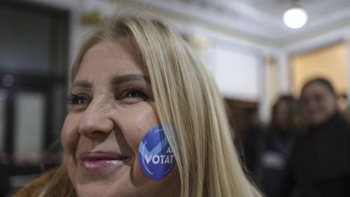 GALERIE FOTO Cozi la secțiile de votare din București: Moldovenii își aleg președintele