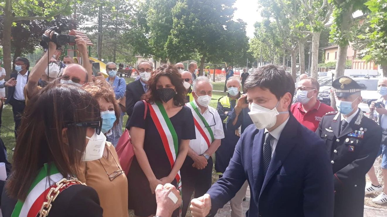 Italia: Purtarea măştii medicale devine obligatorie în exterior în toată țara