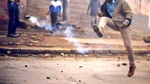 Nouă morţi şi sute de arestări în Kenya după proteste împotriva creşterii taxelor / Jafuri şi confruntări între protestatari şi forţele de ordine, primii lansând pietre, la care s-a răspuns cu gaze lacrimogene şi gloanţe reale