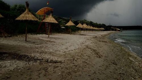 Cod galben de ploi și vijelie în județul Constanța, inclusiv în unele stațiuni de pe litoral