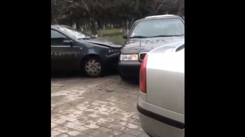 VIDEO Viralul zilei vine din Caracal: un tânăr bușește intenționat mașina altui șofer care apoi își face dreptate cu parul