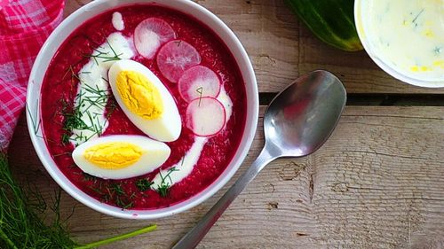 Mâncarea dictatorilor: Cu ce l-a servit Lukașenko pe Putin în vizita recentă din Belarus / Ce sunt machanka, cholodnik și draniki