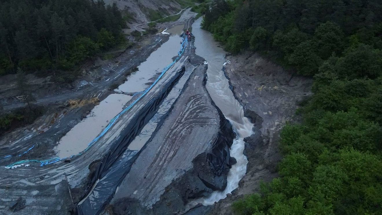 Miniştrii Economiei şi Mediului, la Salina Praid/ Ei anunţă că lucrările urgente nu se vor finaliza până la 1 iulie, cum era asumat/ Miruţă: Da, s-a greşit la Praid. Se ştia bine ce trebuie făcut, însă nu s-a făcut. Sunt oameni care au luat decizii greşite