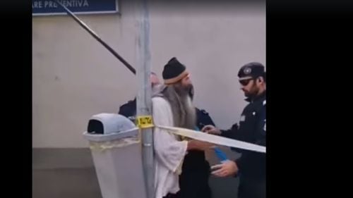 ”Stegarul dac”, dosar penal pentru ultraj după ce a îmbrâncit un jandarm în fața arestului central / Cerea eliberarea lui Bogpr, finanțatorul lui Călin Georgescu, arestat pentru că ar fi influențat votul prin mai mulți influenceri pe care i-a plătit