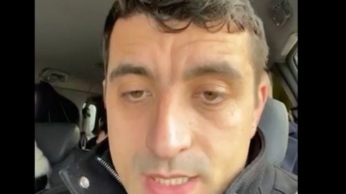 VIDEO Deși are interdicție de a intra pe teritoriul Moldovei, liderul AUR George Simion se află la graniță, amenințând că rămâne la froniteră până când i se va permite accesul în țară: Stau aici până în 2023 dacă trebuie