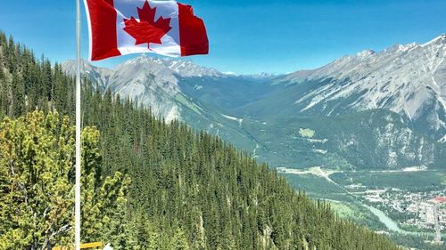 Guvernul canadian ia în calcul vaccinarea obligatorie împotriva COVID-19/ Ministrul Sănătății vorbește despre ”furtuna perfectă”: Record de infectări și personal medical obosit și insuficient