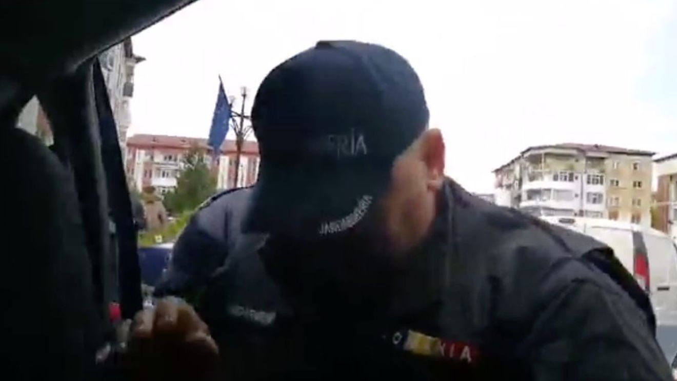 Cum motivează Jandarmeria Argeș ridicarea protestatarilor anti-Dragnea de la Topoloveni: Au participat la o adunare publică nedeclarată și au refuzat să părăsească zona / ”Vor fi sancționați contravențional”