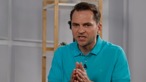 INTERVIU Cum a ajuns Sebastian Burduja în funcții importante deși nu are performanțe politice / Cât a contat sprijinul tatălui său sau al nașului Videanu: Zero, nu am sărit etape, am pornit de la munca de jos/ Ce spune despre legătura dintre tatăl său și un magnat rus