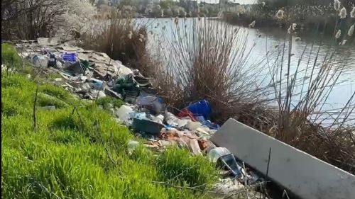 VIDEO Primarul sectorului 2: Lacul Fundeni e o bombă ecologică / În numai 5 zile, dintr-un singur depozit de gunoi ilegal, echipele Administraţiei Domeniului Public au scos 343 tone deşeuri