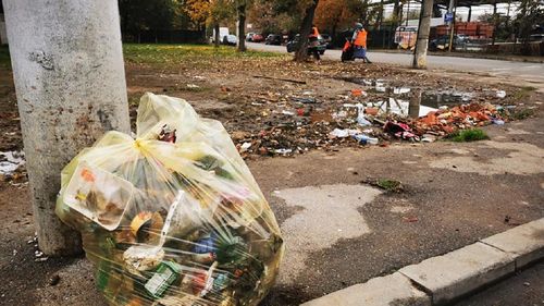 Continuă disputa pe tema deșeurilor la Ploiești / Primarul acuză compania la care municipalitatea a renunţat că vrea să „forţeze prezenţa” autogunoierelor pe străzi