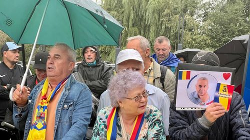 VIDEO Circa 200 de simpatizanți l-au așteptat pe Călin Georgescu în fața sediului IPJ Ilfov / George Simion le ceruse susținătorilor „suveraniști” să se adune miercuri dimineață pentru a-l sprijini pe fostul candidat extremist, trimis în judecată / Mai mulți simpatizanți s-au îmbrâncit cu jandarmii, două persoane au fost scoase din mulțime și amendate