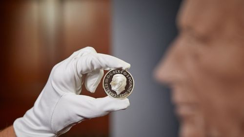 A fost dezvăluit portretul regelui Charles III pentru viitoarele monede / Acestea vor intra în circulaţie în decembrie / Banii cu chipul reginei Elisabeta vor rămâne legale şi în circulaţie
