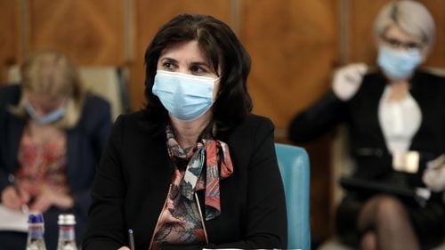 EXCLUSIV Achiziția de măști pentru elevi și profesori a fost anulată de Ministerul Educației, care a lansat astăzi o nouă procedură – cu doar o săptămână înainte de începerea școlii