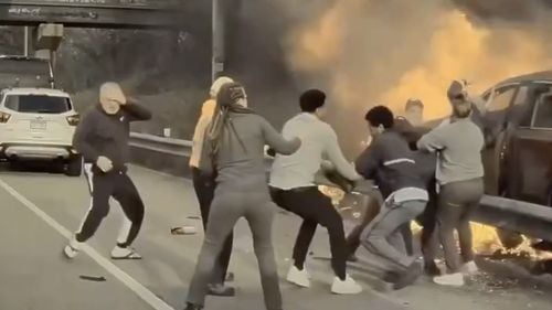 VIDEO Un american blocat în mașina sa în flăcări a fost salvat grație curajului celorlalți șoferi