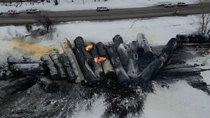 SUA: Un tren care transporta etanol a deraiat în oraşul Raymond, Minnesota / Mai multe vagoane-cisternă au luat foc / Populația din zonă a fost evacuată