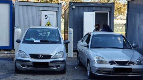 Situație critică la Buzău: pacienții suspecți Covid primesc oxigen în parcarea spitalului județean din tuburi conectate la propriile mașini