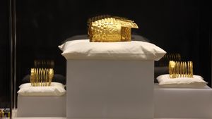 GALERIE FOTO: Cum arată Coiful de la Coțofenești și brățările dacice repatriate din Olanda / Artefactele sunt expuse pentru 12 zile la Muzeul Național de Istorie