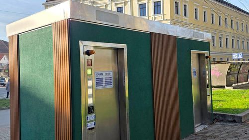 Noile toaletele din Caransebeș, vandalizate după șase zile de la inaugurare / Primărie: ”Nu ne-am așteptat ca astfel de fapte să apară într-un interval atât de mic”