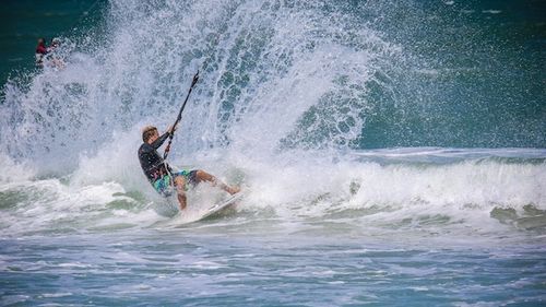 VIDEO Un bărbat care făcea kitesurfing la Costineşti a fost dat dispărut/ El a fost căutat câteva ore fără rezultat