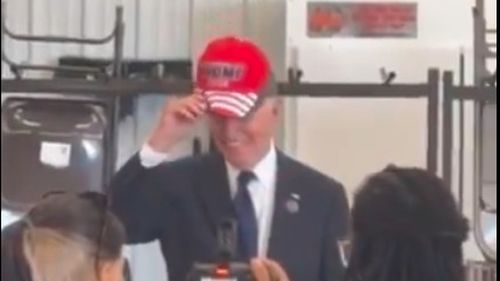 Biden îşi pune o şapcă ”Trump 2024”, o imagine surprinzătoare într-o campanie prezidenţială nebună