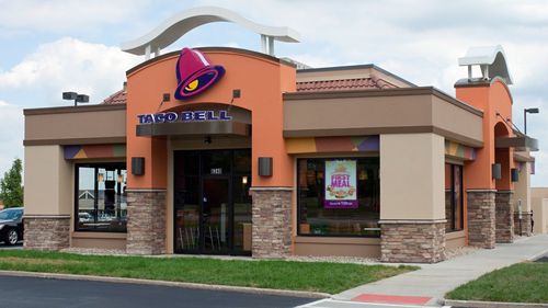 Taco Bell își regândește sistemul AI drive-through după ce un bărbat a comandat 18.000 de sticle de apă
