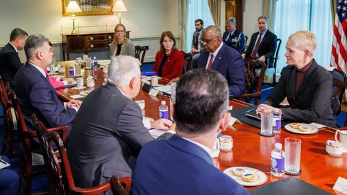 Premierul Ciolacu s-a întâlnit în SUA cu șeful Pentagonului, Lloyd Austin