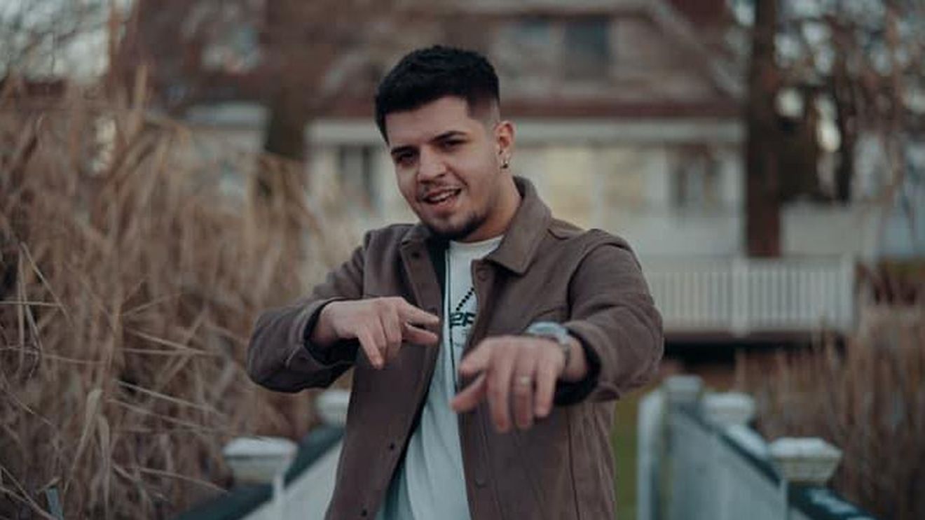 Cine este Babasha, manelistul controversat care a urcat pe scenă cu Coldplay: Provine dintr-o familie de cântăreți de manele, dar studiază muzica la Conservatorul din București