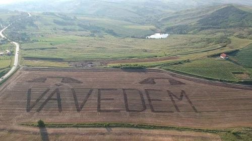 Un nou mesaj pro-Justiție și anti-PSD trasat cu plugul pe un câmp din Cluj: ”Vă vedem”