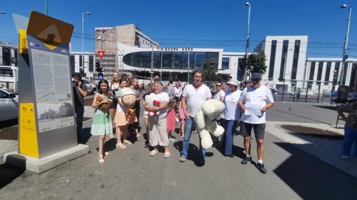 VIDEO/FOTO Protest cu jucării de pluș în zona Gării de Nord din Timișoara. Locuitorii cer siguranță și ordine în cartier